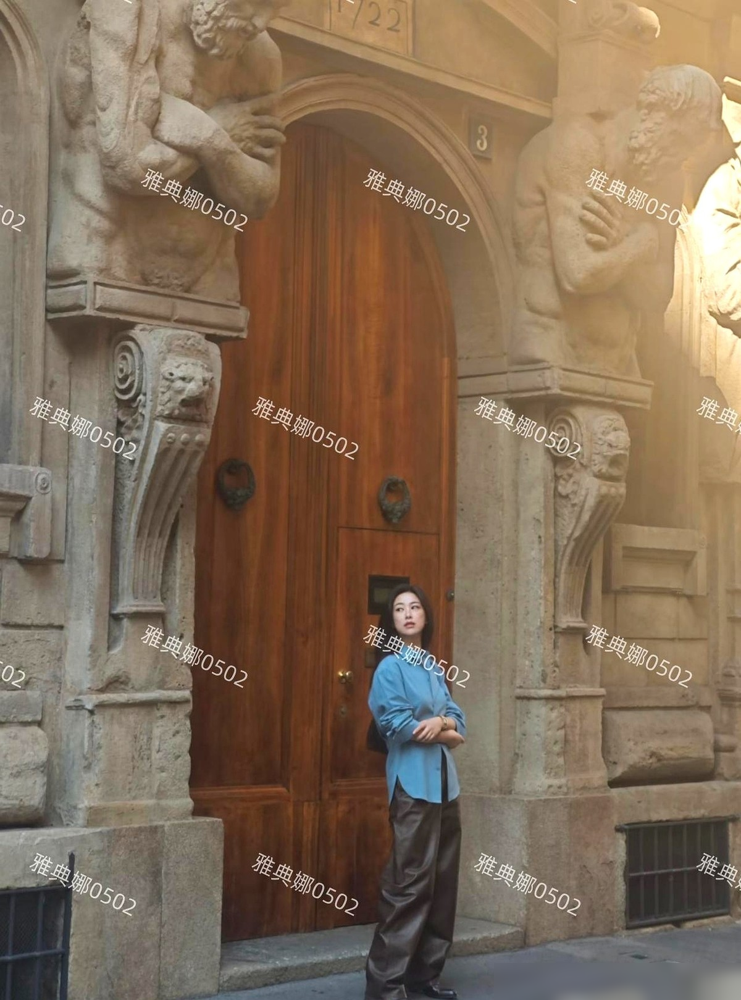 朱珠在米兰被拍，底下骂声一片：矮、腿短、显老。她没删评没反黑，反手把体重挂出来了，166，108斤，白发细纹全怼镜头前。这操作狠啊。
要知道她产后两年半甩掉50斤，健身房泡出来的，不是饿出来的。对面张雨绮综艺上核心力量干翻小年轻，殷桃臀桥单边负重20公斤，辛芷蕾顶着一脖子非标肩颈线直接走红毯。