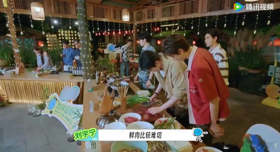 #刘宇宁的前半生每个工作都没白干#刘宇宁的从艺之路从不是一夜爆红。早年当过厨师、服务员，在底层摸爬滚打，又坚持街头直播唱歌熬过漫长低谷。

那些吃过的苦、打过的工，全都沉淀成阅历与韧性。从老街驻唱到歌手演员，一路稳步成长，过往每一段经历都在为现在蓄力，厚积终有回响~ ​
