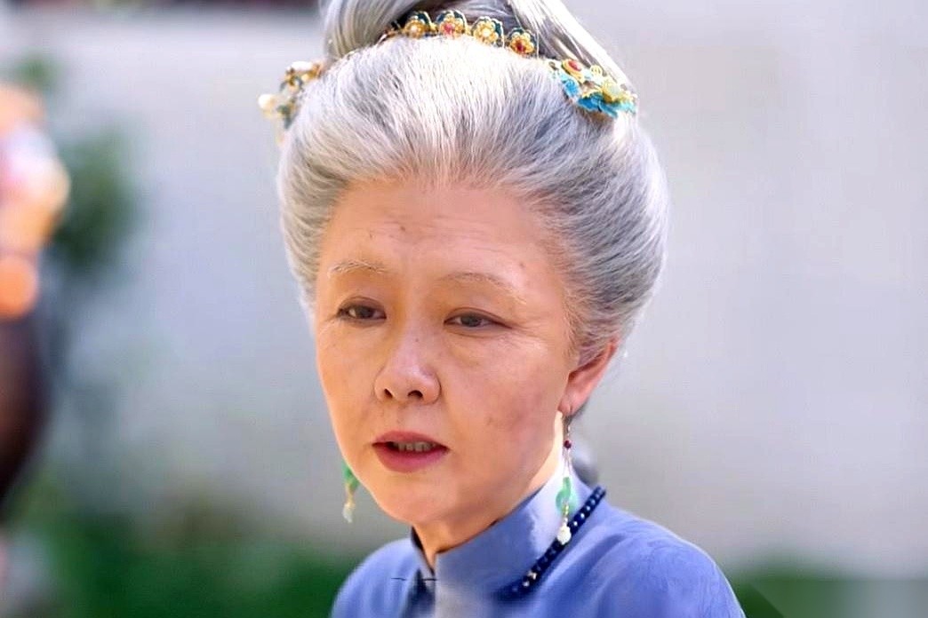 《兰香如故》大结局这一幕，硬是把人看出了满身冷汗。那个为了护住江山拥立新帝的韩粱，没死在叛军刀下，却在太上皇复辟后，被活活冻成了御书房外的一具冰雕。
皇帝翻遍律例找不到他的罪证，曹公公在旁边阴阳怪气地递了几句闲话，皇帝顺势手一挥：“去门外站着。”
那一夜狂风夹着大雪。天亮时，小太监的扫帚撞上了一个硬