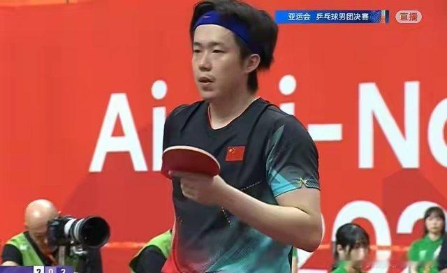 太意外！王楚钦0-3不敌张本智和，中国队想要夺冠有难度了！

亚运会男团决赛，中国队迎战日本队。首盘比赛，王楚钦3:2。惊险逆转击败松岛辉空。第2盘比赛，中国队的小将温瑞博1:3不敌日本选手张本智和。第3盘的比赛。林诗栋3:1击败日本队的户上隼辅，中国队大比分2:1领先！

第4盘比赛是双方第1单打之 ​