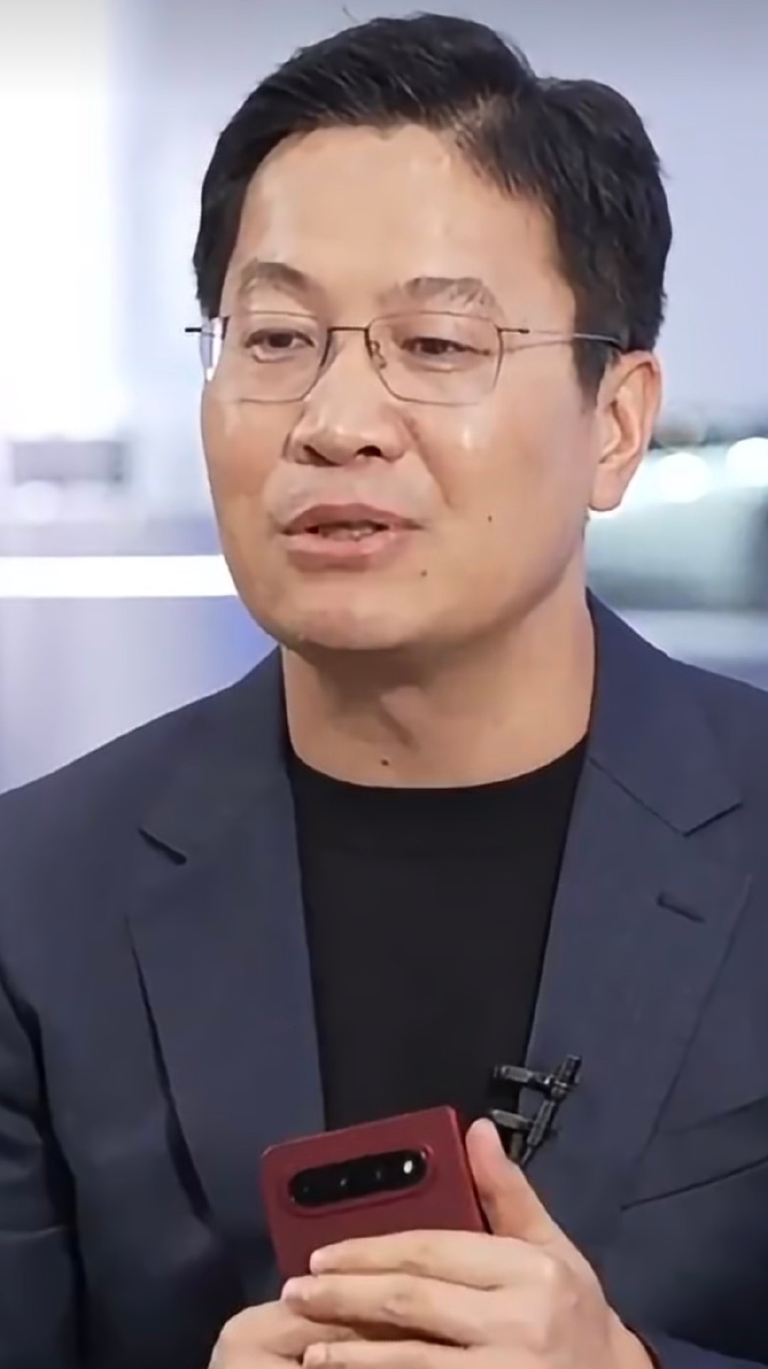 #卢伟冰称小米18Fold起售价过万# 万元起步的折叠新机引发很多网友讨论，卢伟冰表示存储和处理器成本大幅上涨带来不小压力，新机搭载众多前沿技术，属于全新形态的高端旗舰，确切价格还是要等国内发布会揭晓。 ​