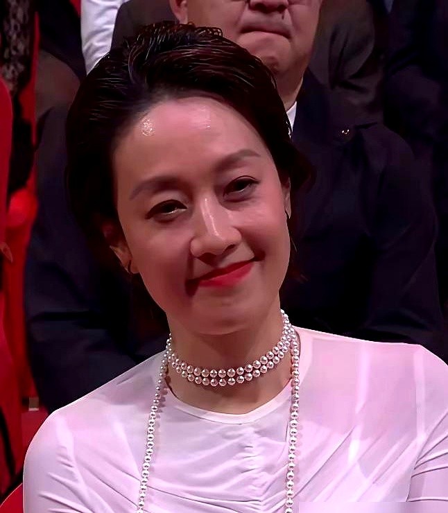 镜头扫过来那一秒，马伊琍嘴角扯了一下，眼眶发紧又硬生生压了回去。

没哭，也没黑脸。她坐在台下给得奖的宋佳鼓掌，拍得比谁都用力。

在镜头前活了半辈子的人，表情管理早该练成了肌肉记忆，但这两秒钟她真没藏住。

太想要了。《我的阿勒泰》里那种松弛感是拿命磨出来的，转身拍《余红旧事》，为了演五金店老板娘