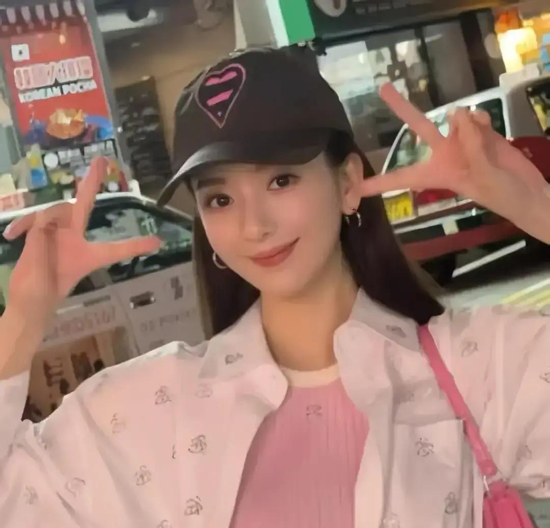 当年郭富城官宣恋情被全网看笑话，谁能想到过了这么多年，方媛反而成了路人缘最好的天王嫂？
很多嫁入豪门的女人，恨不得把大牌logo全挂在脖子上，拍照非要露出鸽子蛋钻戒，生怕别人不知道自己过得体面。
方媛倒好，翻看她的日常出街照，经常就是基础款短袖配牛仔裤，头发也是随手一扎，连带孩子出门都显得利落干