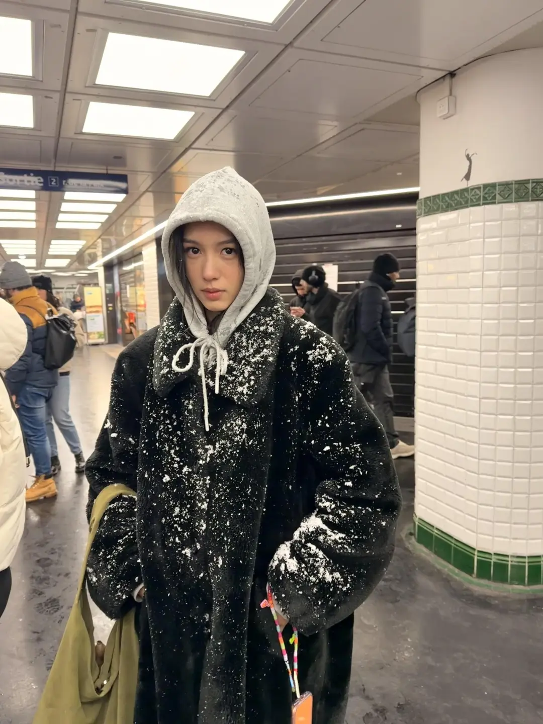 雪天巴黎街头的周也，原图直出都很美