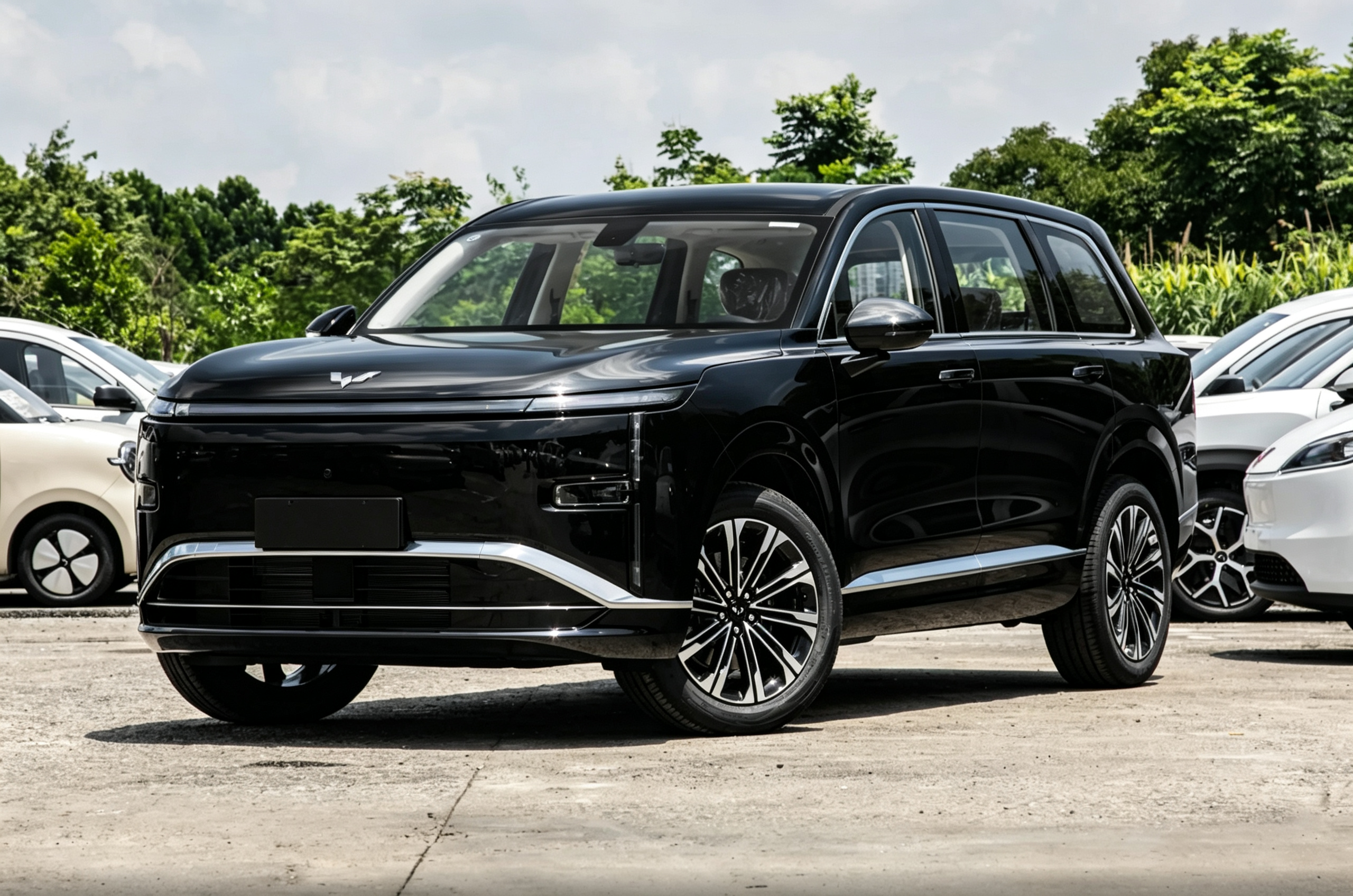 10万级想买一台省心、省油、空间大的家用六座SUV，以前真的没得选！
要么五座空间局促，全家出行挤得难受；要么六座是“伪三排”，成年人根本坐不下；要么混动车型价格虚高，普通家庭根本买不起。
而五菱星光L