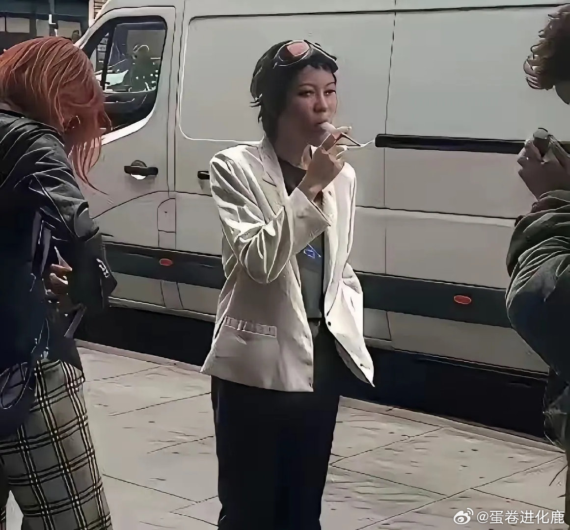 王菲母女三人都是老烟民，演唱会包厢里旁若无人的吞云吐雾…… 
其实窦靖童抽烟可以理解，毕竟她的性格本就叛逆不羁。
可李嫣是李亚鹏带大的孩子，从小给人的感觉就是富家千金。
真没想到，李嫣也会抽 ​