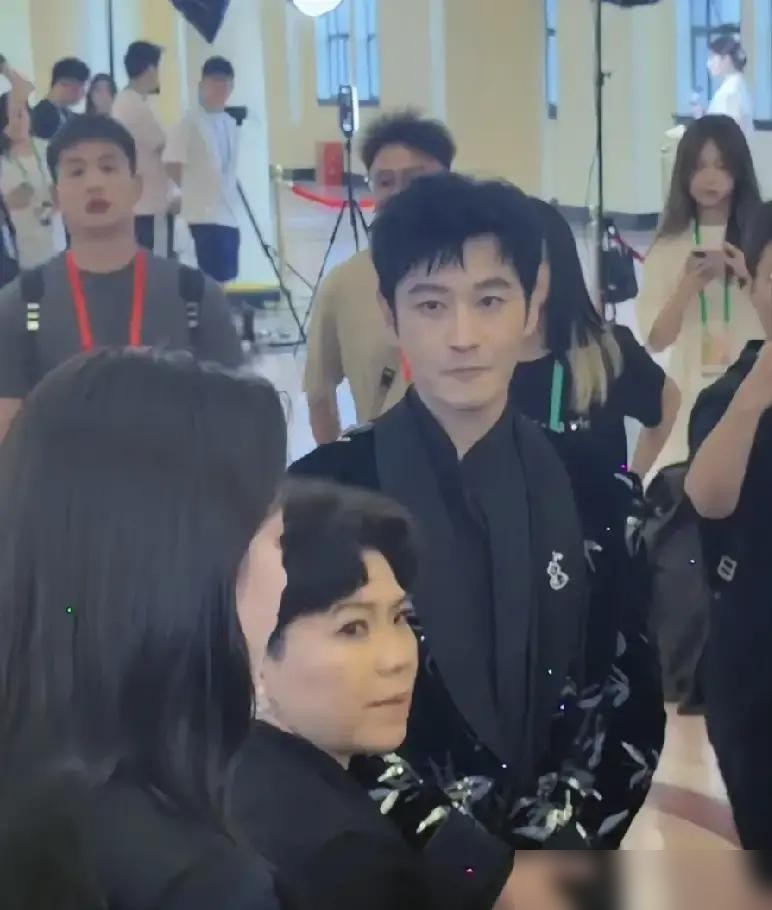 黄晓明看陈丽君的眼神，直接把热搜冲爆了！
圈内活动被拍，黄晓明好几次不自觉看向陈丽君，眼神复杂，全程两人没任何正面互动。
换谁估计都得多看两眼。陈丽君是戏曲顶流，演《新龙门客栈》贾廷出圈，男装俊朗杀疯，女装灵动动人，一句老公不是一种性别，而是一种感觉刷爆全网。
她拿了文华表演奖，还把近十亿流量