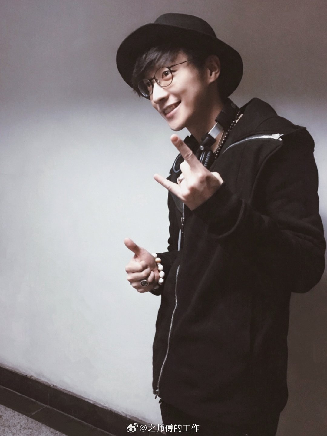 #乔任梁[超话]#  
十年....小时候感觉很遥远的一个时间单位
现在感觉 转瞬即逝 真实感受到了这段距离...

时不时总会想起你 想念你的音乐 想念你的电影电视剧 仿佛你没走一样...看到同期选秀翻红的艺人 总会联想如果你还在的话 是不是会更火了....
时尚审美走在前线 音乐品味没得说 演技也很好...影视 ​