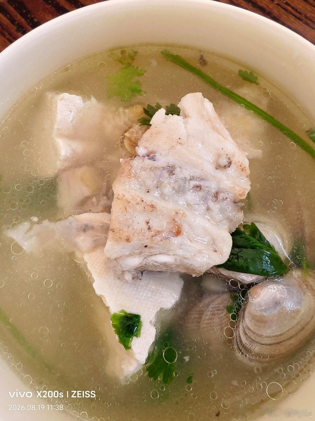 今天炖了鲈鱼豆腐汤，为了增加鲜味我加了几个花甲，出锅之前再撒上一把香菜，果然味道很好！

#王兴兴回应从大疆离职#真年轻呀，年轻有为！ ​