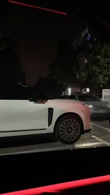 晚上拼好电左右三辆全是蔚来，ES8大哥也舍不得换电吗？<span cl...