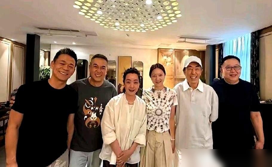 张嘉译又跟张艺谋坐一桌了，这回没带剧本，带的是老婆。
《主角》收官小半年，有人拍到西安某馆子，张嘉译、王海燕、张艺谋两口子、孙浩、任双有，五六个人，没一个带助理。桌上没酒没排场，就几盘家常菜。
张嘉译脸红扑扑的，跟陈宝国上回撸串那状态一模一样。戏里他演胡三元，把观众眼泪都骗干了，戏外就闷头吃面，