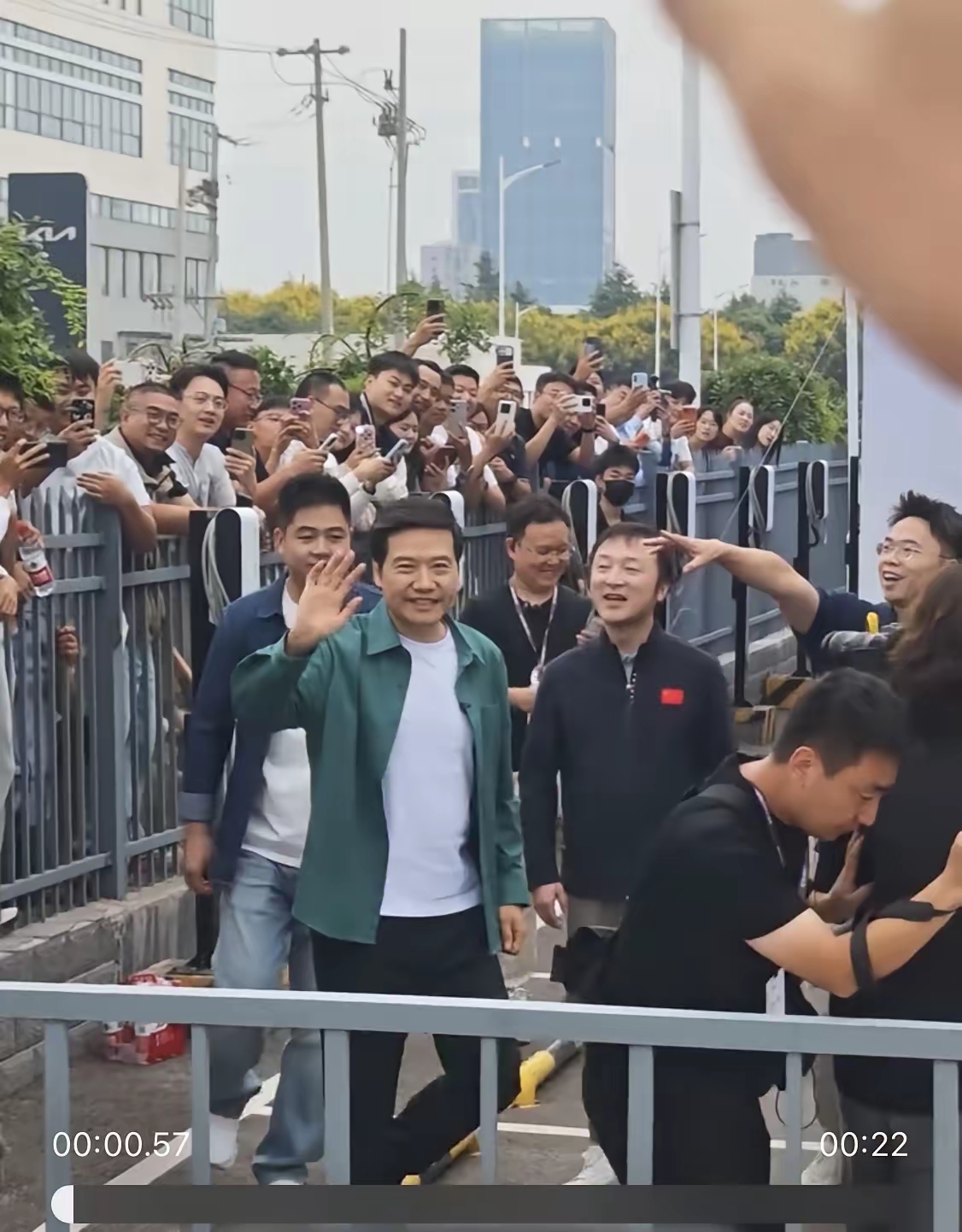 雷军绝对是目前互联网流量最大的人，比刘亦菲、肖战、刘德华这些顶流明星的人气还要高出一大截！近期小米澎程全国首批交付正式开启，雷军特意将首站落地古称彭城的徐州，现场人气直接彻底爆棚，完美印证了他当下无可匹敌的全民热度。
 
这场交付活动没有铺张的官方造势、没有专业流量推广，全程靠路人自发打卡传播，依旧