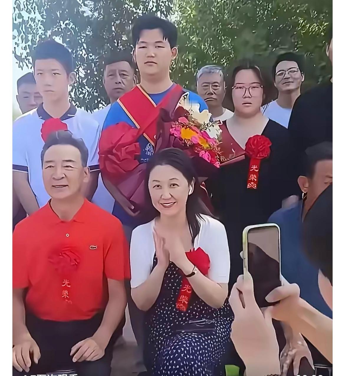 老戏骨寇振海这次脸上倍有光，腰板挺直，说话响亮，自豪不已。

老来得子，中了一个大才子，祖上冒青烟了。

寇振海2007年与小21岁的演员李婷结婚，婚后育有两子。如今72岁的他因为18岁的长子寇家宝被世界名校英国帝国理工学院录取，一大家子回到祖籍河北衡水武强，举办隆重祭祖仪式。乡亲们舞狮开路，拉横幅