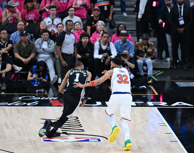 近日，前NBA球员老蒂姆·哈达威在自己的节目《Crossover Podcast》中，谈到了马刺球员文班亚马。

老哈达威说：“我认为文班亚马最终会变得像波尔津吉斯一样。我指的是在低位区域的表现。他没办法真正在低位要位背打，因为防守人能轻易把他推出去。他实在太瘦了，没有足够的吨位。你看看波尔津吉斯就知 ​
