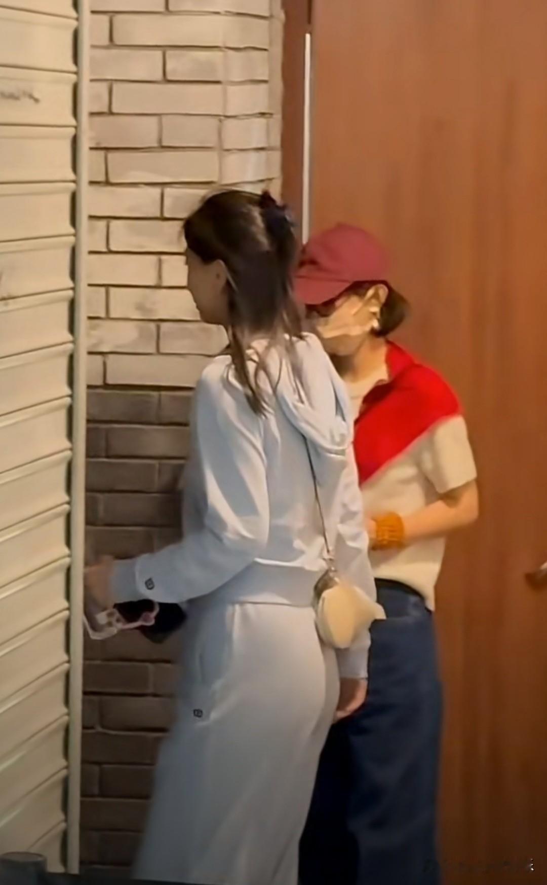 赵丽颖专程到场看谢娜主演的话剧《十三角关系》，安静坐在台下默默支持，这种不张扬的友谊真的很戳人。

还记得当年《偶像来了》两人结下的缘分，这么多年一直互相惦记。

真心期待演出结束后，娜姐能放出后台合照，大家都在线蹲两位老友的同框，看看这对“大哥二弟”的同框画面！
赵丽颖 谢娜