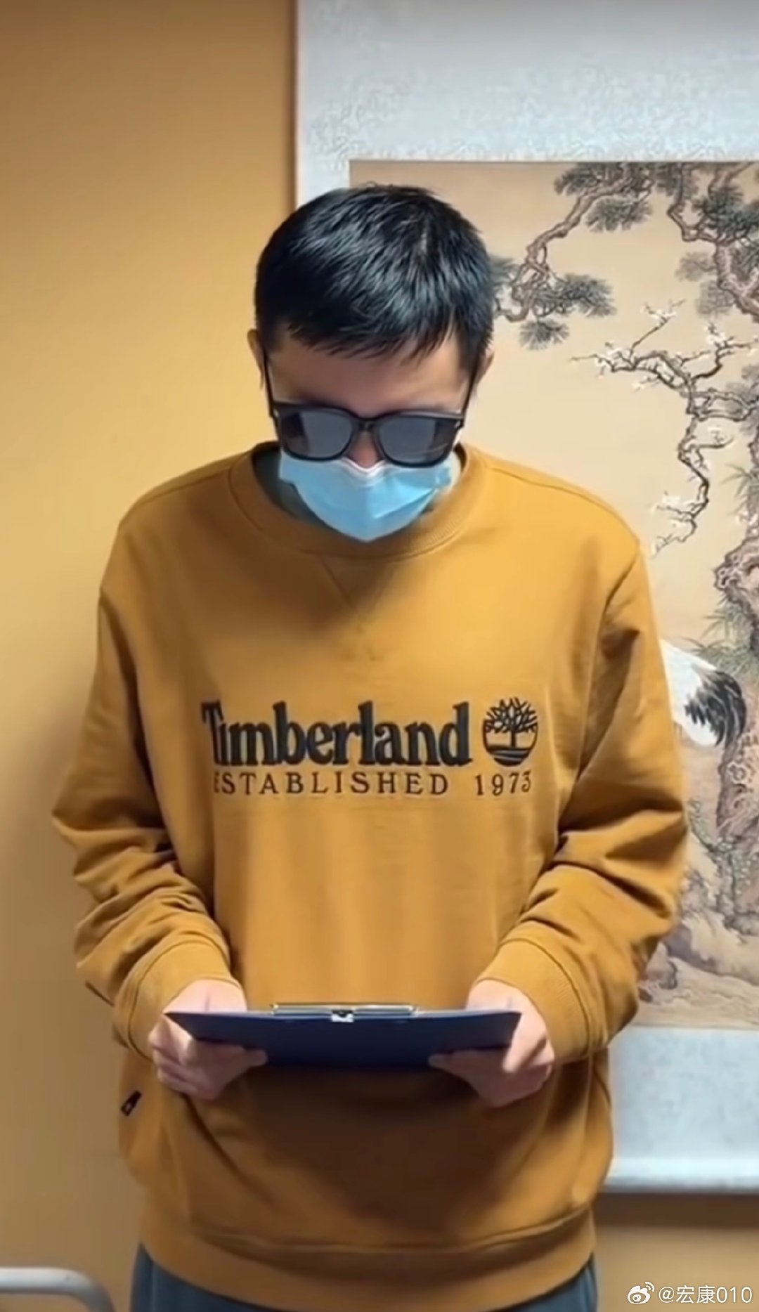 #中国留学生就身披旭日旗道歉#
在莫斯科大学课堂惊现中国留学生身披旭日旗，同胞当场怒斥：你可是南京人！
这玩意儿回国也是间谍，滚回你的东瀛老家吧。 ​