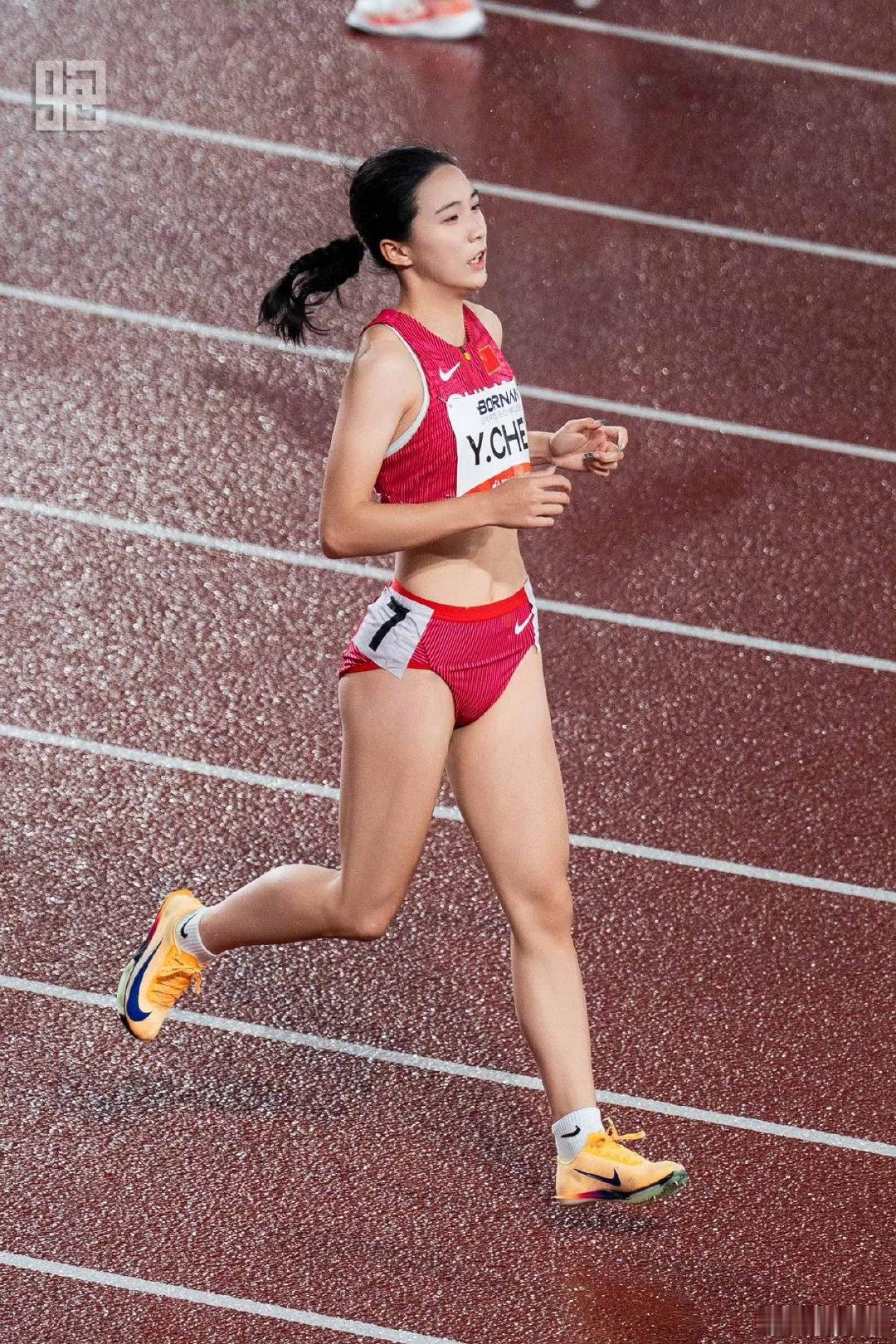 #宁波陈妤颉再夺一金# 9月28日，爱知·名古屋亚运会田径赛事迎来倒数第二个比赛日。女子4×100米接力决赛上，宁波17岁小将陈妤颉作为第四棒，携手梁小静、刘国怡、刘峡君，助力中国队跑出42秒96拿下金牌。

本届亚运，陈妤颉已收获女子100米金牌（打破赛会纪录）与女子200米银牌。此前因体能消耗，她缺席 ​