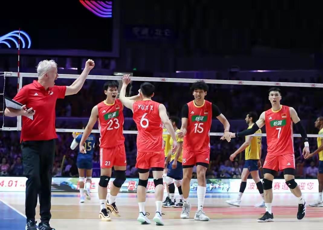 今晚18:20名古屋亚运会男排半决赛，中国男排苦战五局2:3惜败日本，无缘决赛，只能去争铜牌。日本队虽是二线阵容，但东道主优势加持，快速多变打法专克我们的高拦网。中国队网口高度占优，可主力伤病拖累了进攻质量，关键分咬不住，输得可惜但不冤。说实话，日本队这套打法背后是多年青训体系的积累，人家替补上来照
