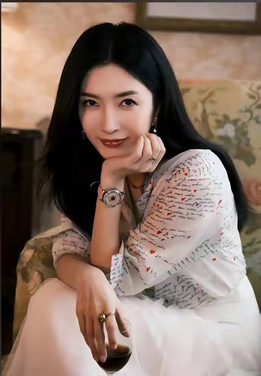 一张匿名漫画，一个影射，一场席卷全网的舆论风暴。
2025年5月，"海外产子"四个字，把演员江疏影推进了一个她从未预料的漩涡。
谣言长腿，跑得比辟谣快。
营销号用一张张无从核实的图片，把一个16岁被星探发掘、在英国念过书、拍过无数"独立女性"角色的演员，变成了键盘法庭上的被告。 ​