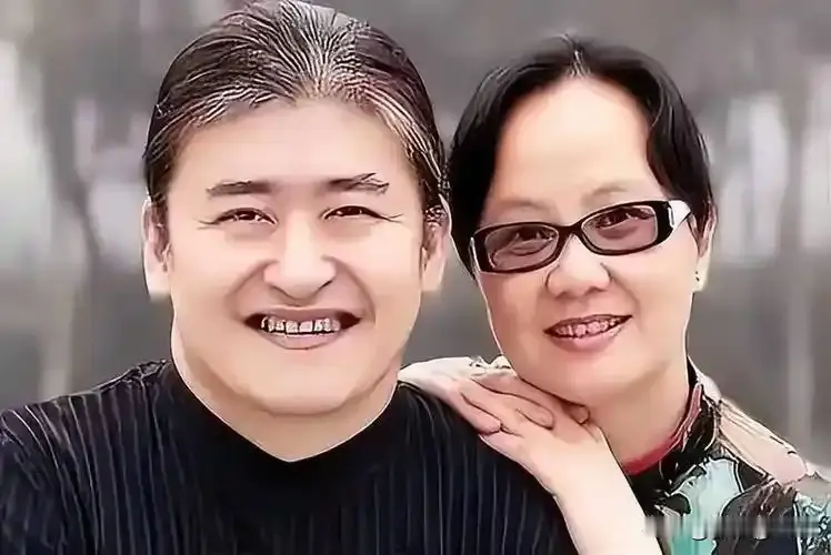 看到这条消息的时候，手里正循环着《甄嬛传》的《凤凰于飞》，瞬间就有点鼻酸。
刘欢离世才63岁，乐坛一片惋惜，没想到最戳人的细节不是他那些封神的作品，而是离世前十几天，他太太主动联系甄嬛传的编曲孟可，亲手结清了一笔数万元的录制款项。
现在行业里拖尾款、扯账期的破事多了去了，三五个月算客气，拖个两三年都