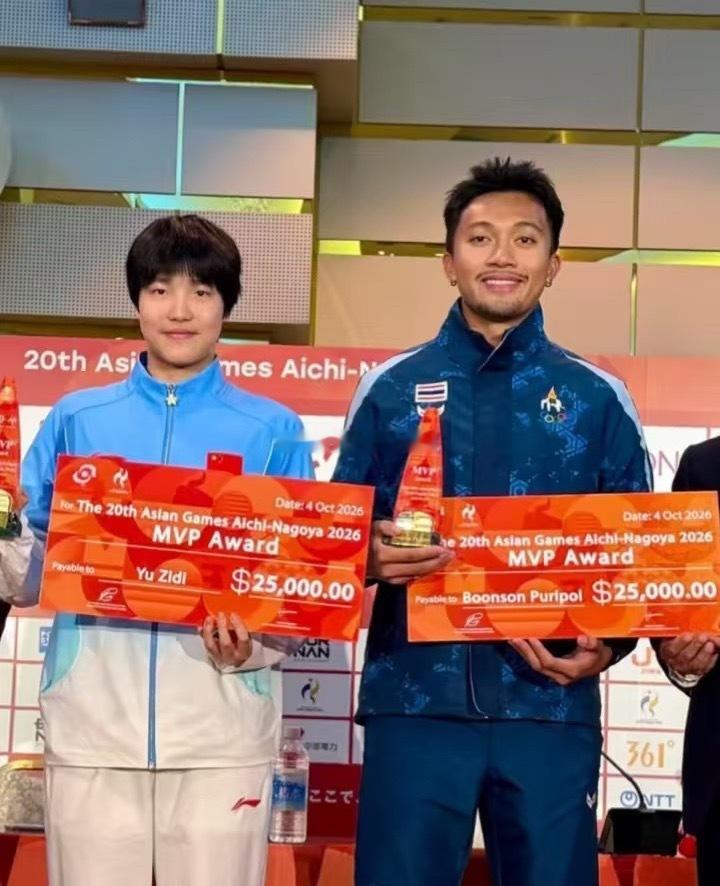 #张展硕7金陪跑汶颂2金MVP# 
7金不敌2金🔥亚运男子MVP引全网热议
名古屋亚运会男子MVP结果出炉‼️
泰国短跑飞人汶颂当选，中国7金王张展硕遗憾无缘🥺
 
20岁汶颂本届交出2金1银成绩单✨
▪️男子100米9秒90，打破亚运会纪录
▪️男子200米19秒88，追平谢震业亚洲纪录
▪️混合4×100米接力收获银牌 ​