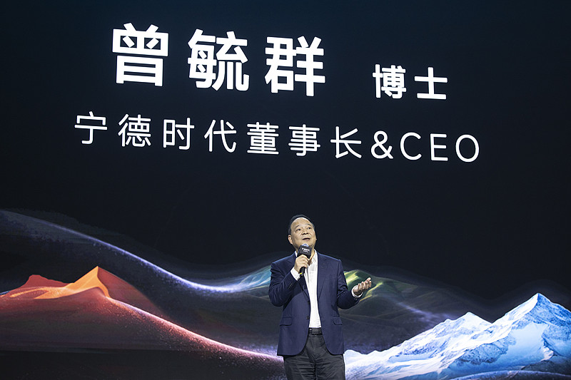造车快成“开盲盒”了，这事儿终于有人忍不住说破了。
宁德时代的掌门人曾毓群，前几天在动力电池大会上当场发难，矛头直指行业里那些急功近利的“速成车”。话音落地，台下一片震动。
细看数据，确实吓人。光是今年上半年，市面上冒出来的新车型就有600多款，算下来差不多一天三辆。手机厂商一年发几款新机都嫌累，造