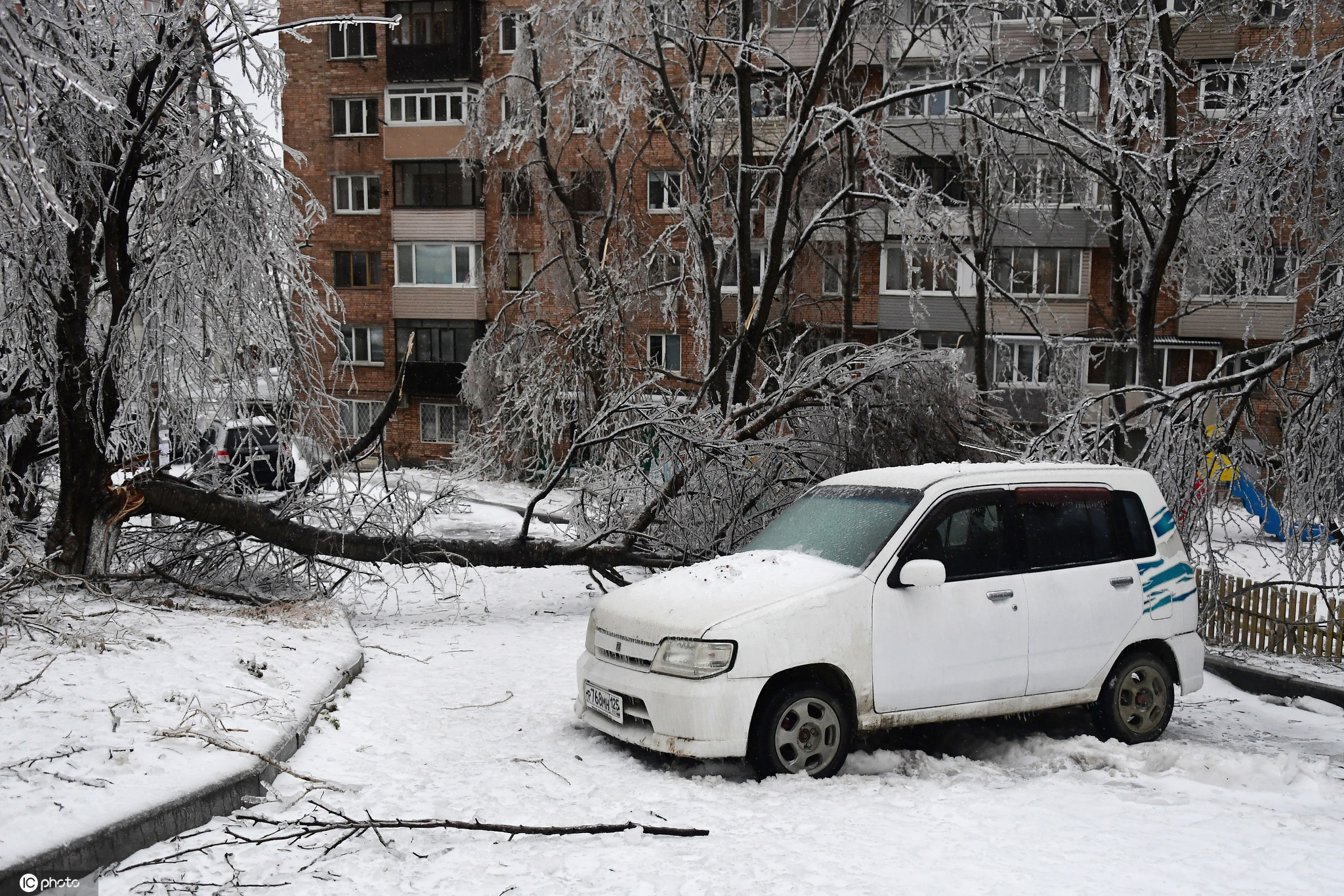 俄羅斯符拉迪沃斯托克迎大雪天氣 整個城市被冰“凍住瞭”-圖2