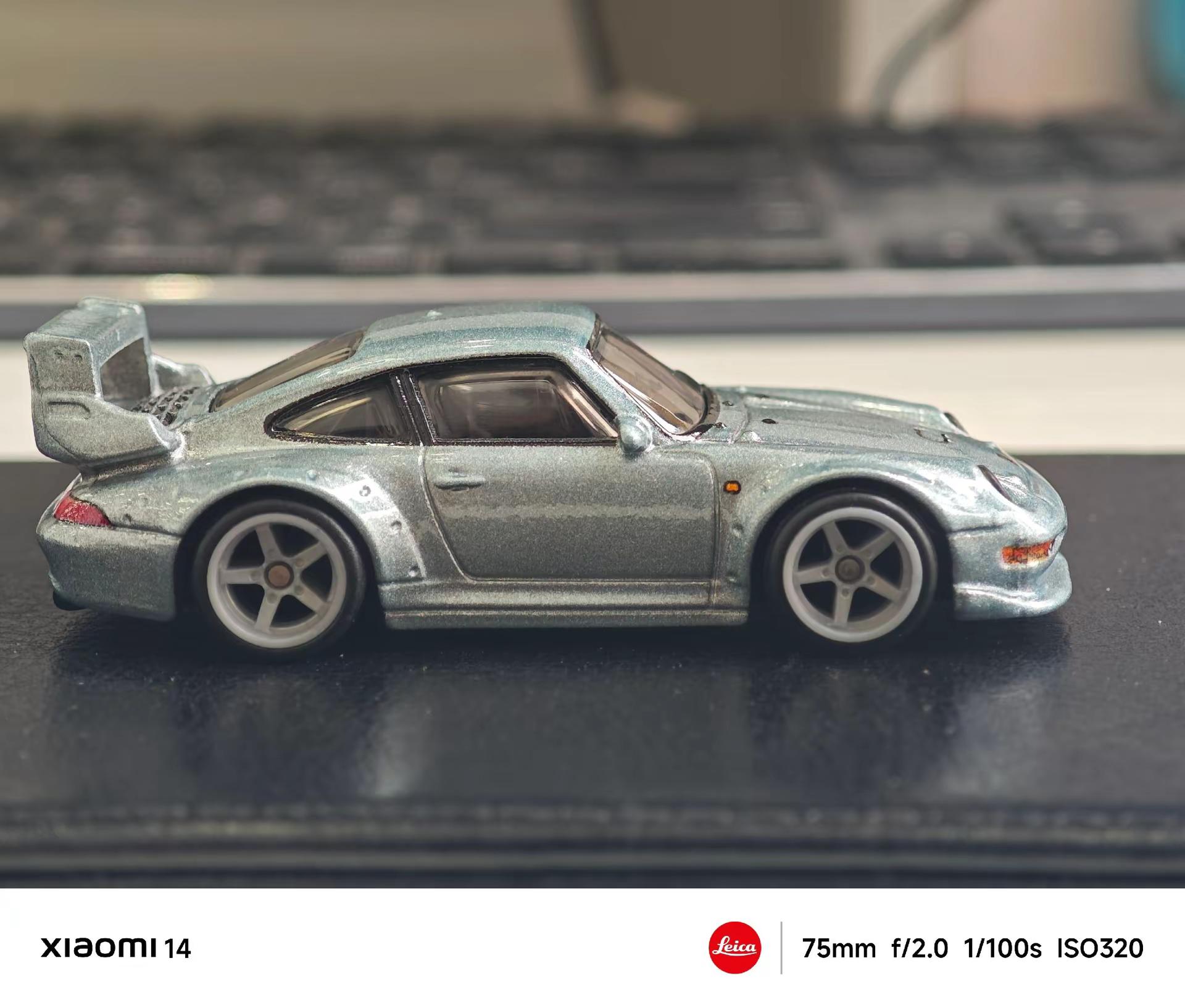 拆一台很多老玩家都在入的保时捷993GT2.本人不是很喜欢，本以为是钢本色的银，实物偏蓝。不过后轮明显宽出车体也是有点暴力倾向哈。那就跟着老玩家随大流，拆开玩吧，不退了。
