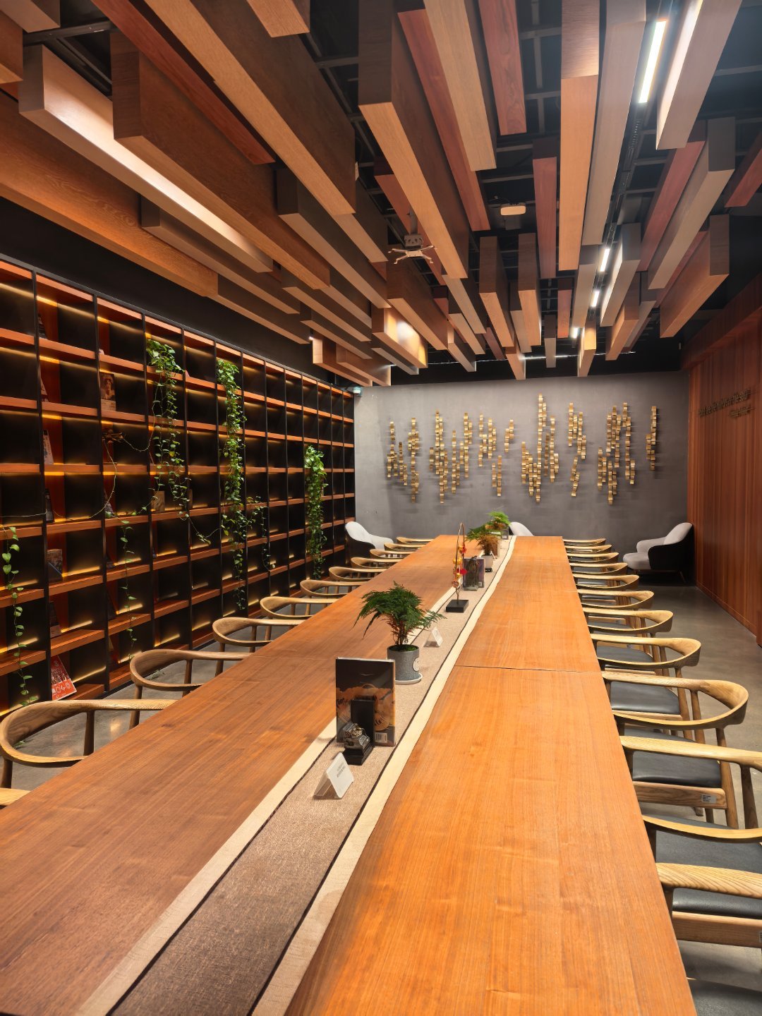 囯庆第一天，早上去囯贸，商场都没开门，吃了个kfc的早餐。

然后躲进书店，一杯手打冰柠檬茶，一杯咖啡，装模作样看了会书，直打瞌睡。

商场陪儿子转了转：小米，荣耀，华为，联想，vivo，oppo，现在的手机真贵，稍好点的都1w左右。

#Mate90系列今日发布即开售# ​​​mate90 pro max 1tb版，贵。 ​