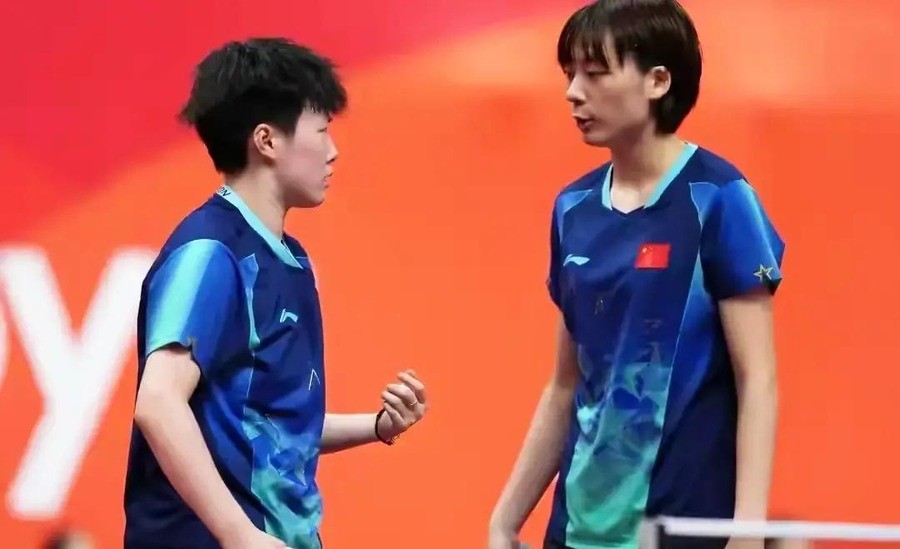 国乒女双0比3被日本世界第一打穿，22岁临时组合差一轮丢牌，全队争冠只剩王曼昱蒯曼一根独苗扛
第三局10比10，张本美和反手一板变线，早田希娜正手抢攻，两分落地，比赛戛然而止。陈熠和范姝涵站在球台两侧，看了一眼比分牌，没有太多表情。这是名古屋亚运会乒乓球女双1/4决赛，国乒本届赛事单项赛的第一场失利