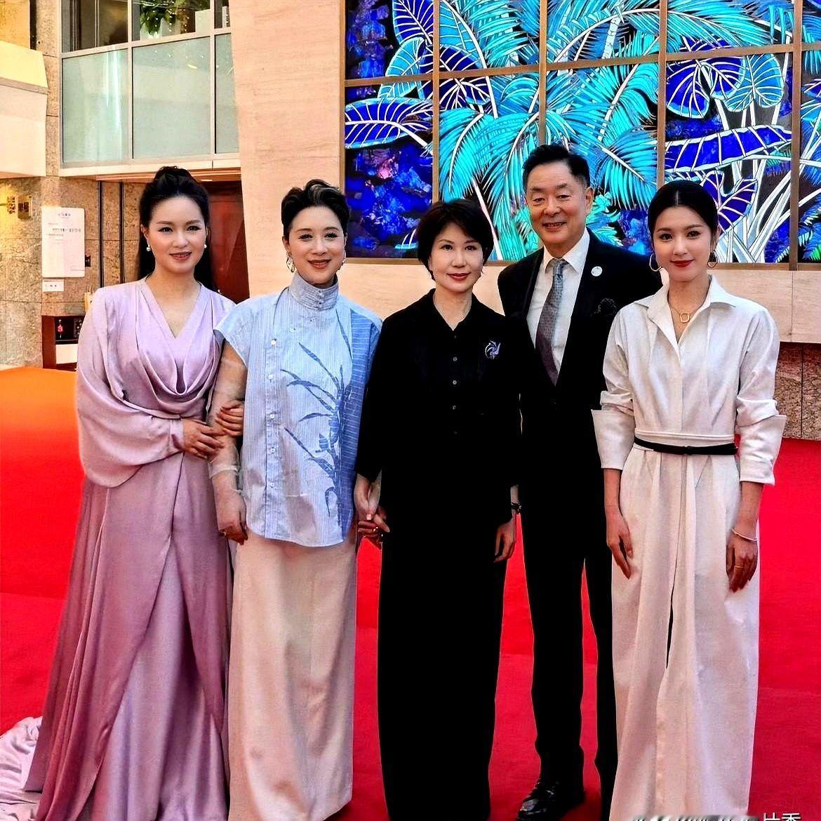 雷佳和李云霄一左一右，竟然只能给中间这位穿蓝衣白裙的女人作配。

照片里，雷佳扎着马尾，李云霄温婉，两人气质绝佳。但目光一扫，全被中间那位吸走。

她一身湖蓝上衣搭白裙，眉眼间透着股藏不住的英气。这可不是一般的漂亮，这是常年扎根戏曲舞台熬出来的骨相。

老戏迷估计一眼就看穿了。当年她和何赛飞在台上演