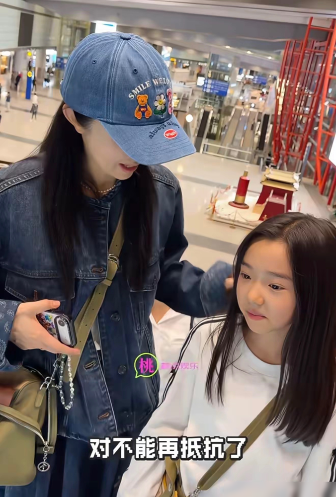 十岁的小姑娘，胳膊上戴着三道杠，放学是姥姥和董璇在校门口排队接的，穿的是普通公立校服。
那帮骂董璇拿女儿当摇钱树、荒废学业的人，脸有点挂不住。
小酒窝走秀、拍戏、上节目，曝光量比很多成年艺人都高。不少网友就咬死一点：这么小混名利场，学业肯定废了，董璇就是在消费女儿。
结果开学路透一出来，全傻眼