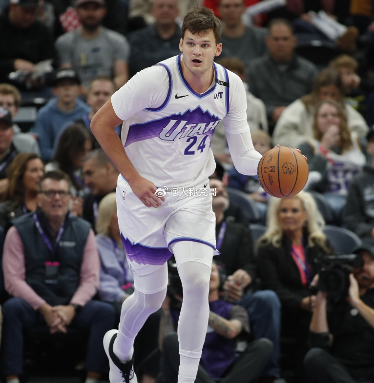 近日湖人媒体人Trevor Lane录制了《Lakers Nation》播客，在最新更新的一期里，他谈到湖人的相关话题。

湖人媒体人：看看球队的身高，凯斯勒是唯一一个超过2.13米的球员，他身高2.18米，全队一半的球员身高都在1.96米或以下，要么让凯斯勒留在场上，要么就只能打小个阵容，这支球队在体型上存在天然劣 ​