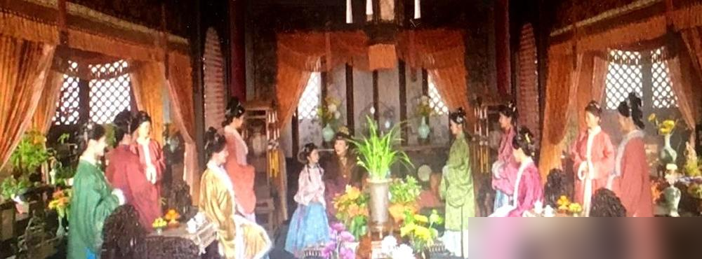 好一部剧，换个人演，直接废了。
《河神》第一季李现演的郭得友，又痞又灵，水里来火里去，观众认的就是这张脸。第二季换金世佳，演技不差，但那股子混不吝的劲儿没了，豆瓣直接从8.1掉到7.4。
《庆余年》更绝，叶灵儿一个角色，三季换三个人。第一季韩玖诺英气十足，第二季金晨被骂打戏像跳舞，第三季又传换范