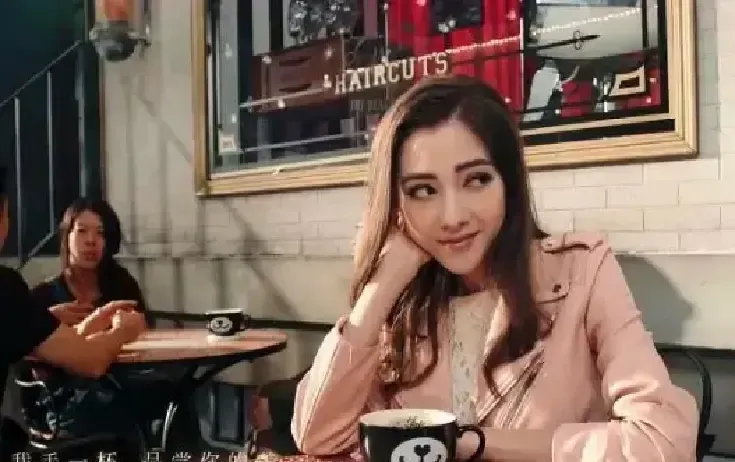 江旻恵和娜然被拉到一起比美，一个被夸高智感，一个被说妖艳挂。 网友把学...