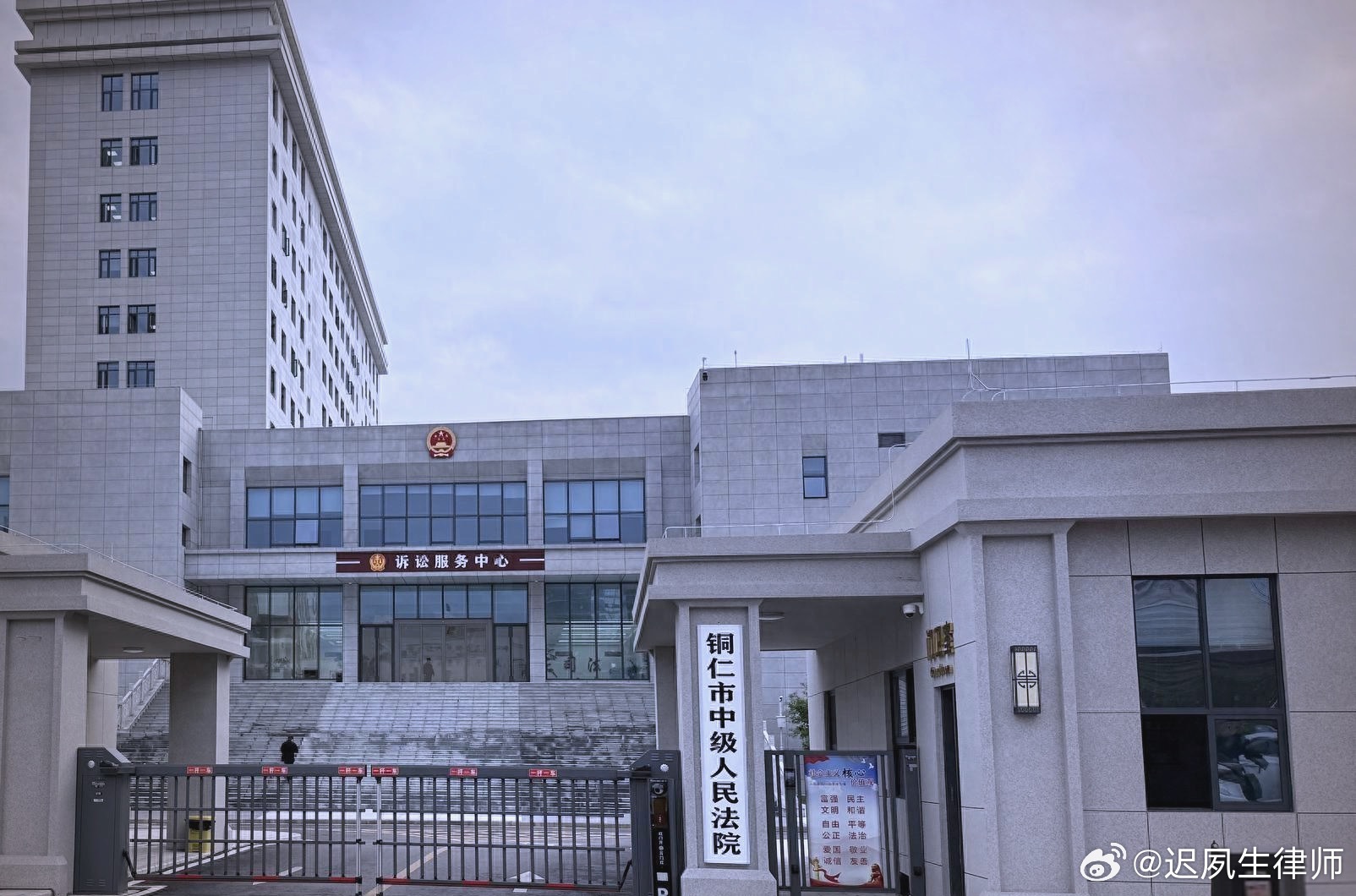 铜仁市中级人民法院原副院长肖亚被查！
公开资料显示，肖亚曾任贵州省人民检察院铜仁分院书记员、助理检察员、副科级助理检察员、正科级检察员，万山特区检察院党组书记、检察长，贵州省人民检察院铜仁分院反贪局综合指导科长、院党组成员、反贪局局长、检察员副检察长、检察委会委员检察员。2025年8月 ​