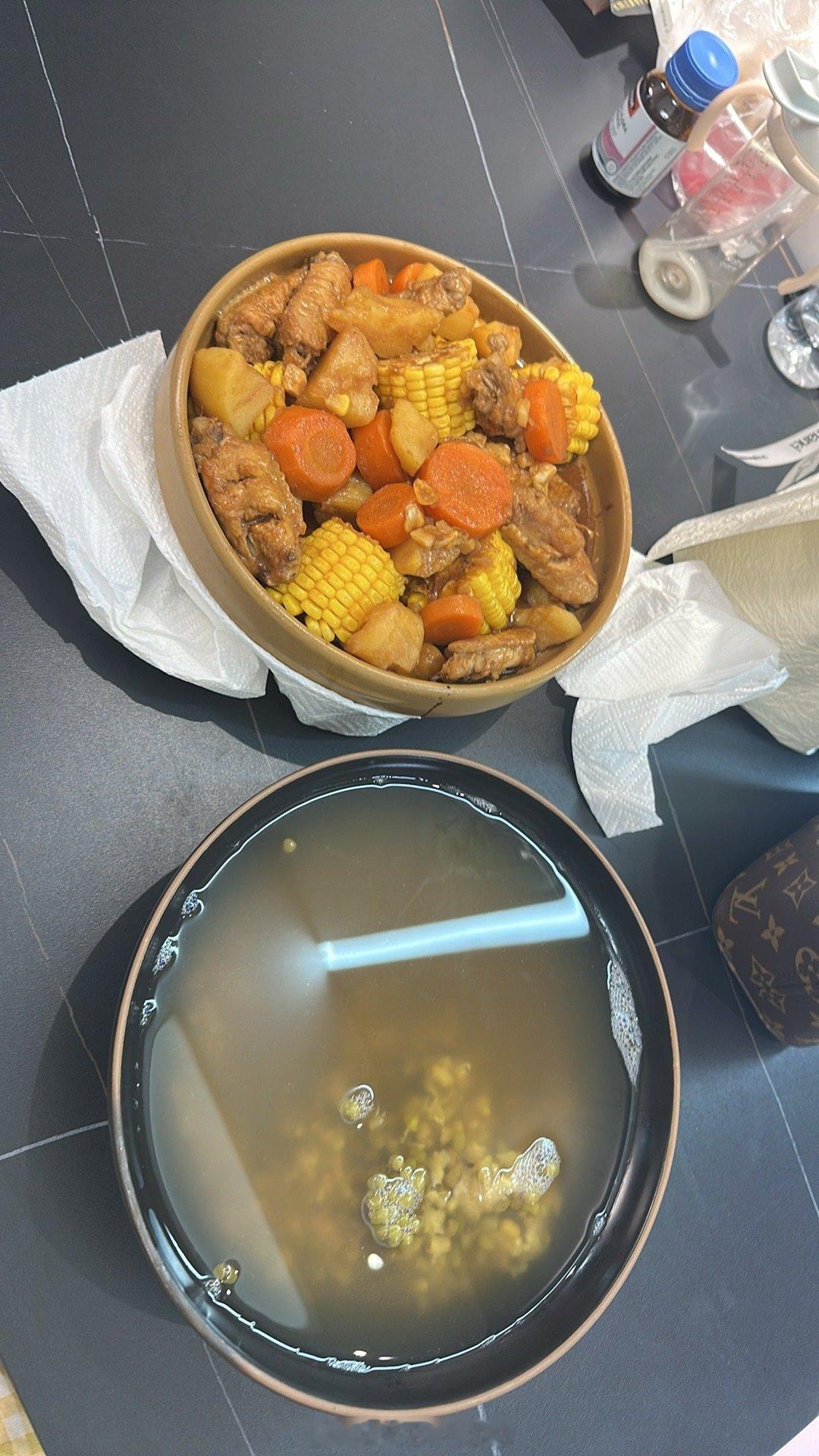 不想让孩子再吃外卖了，上午又起不来做饭，半夜睡不着炖了一锅鸡翅煲，第二天给她吃[无聊]我真的太聪明了，预制菜哈哈哈 ​