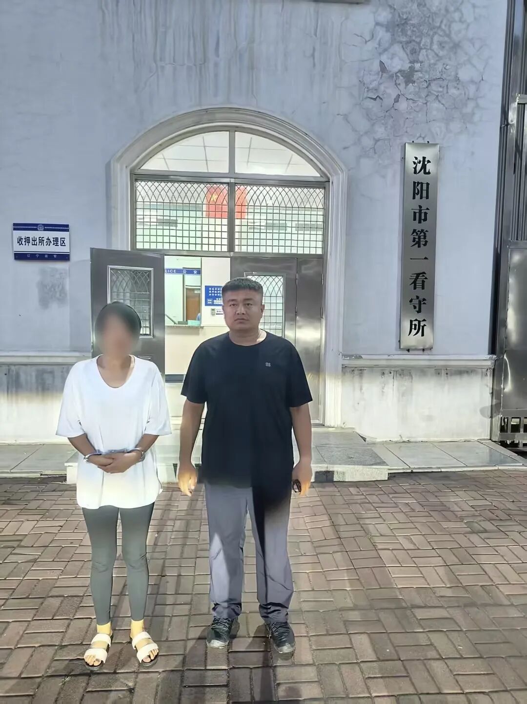 【女子伙同现男友偷走前任20万财物 2人销赃获利15万余元被批捕】近日，辽宁沈阳。新民市公安局西城派出所接到周先生报警， “我家丢东西了！价值二十多万呢”。民警经细致勘验后发现，门窗没有被撬痕迹，大概率是熟人作案。民警对案发现场和周边公共视频逐帧排查后发现一条重要线索，“天气炎热，一名女子戴着帽