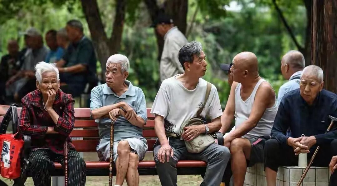 3.4亿老人背后藏着一个大坑，看病能报销，出院之后却难住无数家庭

国内现阶段，老年群体规模已经来到3.4亿左右，庞大的养老需求，正在一点点暴露出现实里容易被忽略的短板。

不少家庭以为，只要医保在手，老人看病就不用发愁，等到家里长辈住院治疗结束，办理出院回家，才发现难题刚刚开始。

医院可以处理急