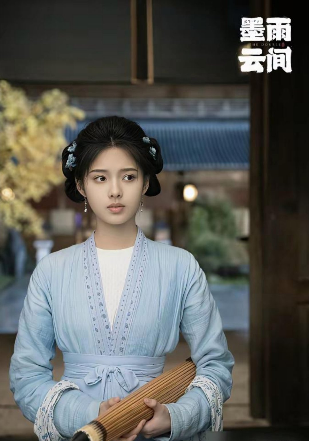 同样一个演员，在不同导演镜头下，差距能有多大!
郭敬明给艾米裹上里三层外三层的纱，硬生生把20岁少女拍出35岁的厚重感。
再看于正，简单披块白布，头发随手挽起，灵气一下子就出来了。
郭敬明不是缺预算，是太急于秀出自己有钱。发冠镶满钻，衣服铺满刺绣，恨不得把所有经费都堆在服饰道具上。
可镜 ​
