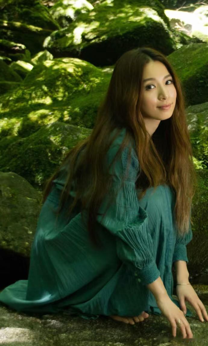 真不要舔了
田馥甄都说自己不配了
她是真的不配，自己直播间都说清楚了

歌迷线上错过她唱歌的片段，说自己不配，田馥甄说自己不配唱歌给大家听，她不配。

她这又是冷嘲热讽什么，一直也没表明自己的立场，可又一直想打开大陆市场，还直播宣传新专辑，说这样的话。

田馥甄是真的不配，再说女歌手又不是她一个，比
