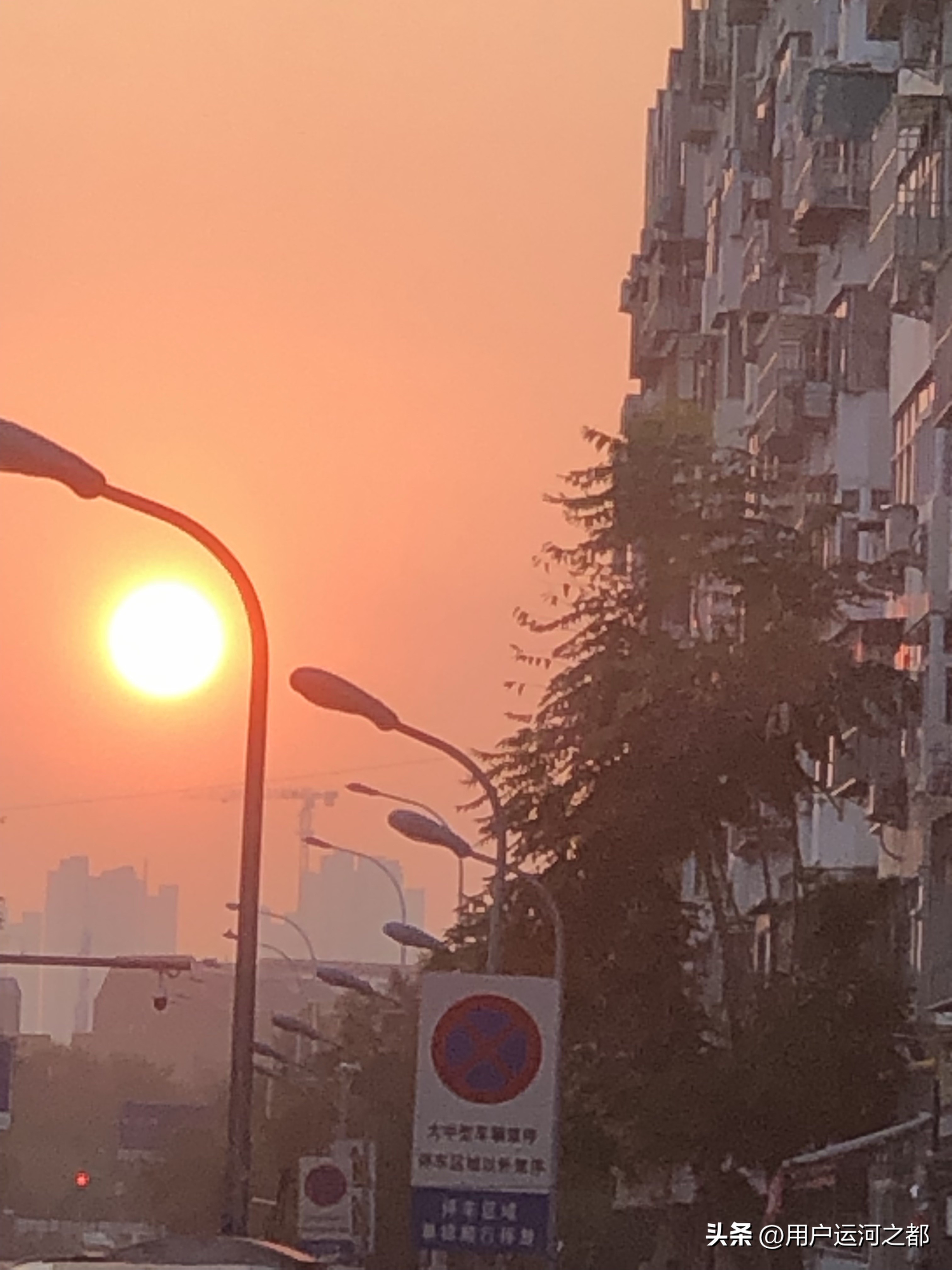 小巷红霞放光彩