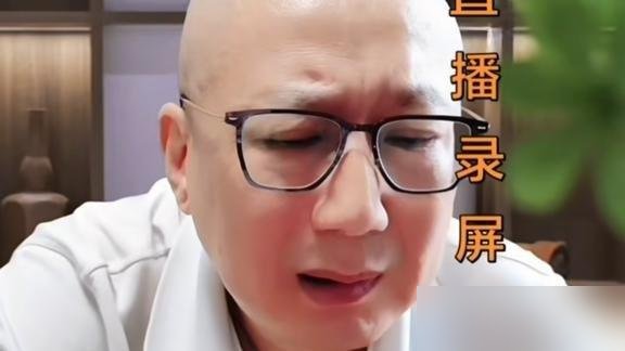姜昆又“被出国”了。一段拉手风琴的视频，配文说他在洛杉矶豪宅给华人伴奏。结果助理直接甩话：假的，人在国内筹备新节目，没出过国。
拍视频的迟云却咬死，就是12月19号在洛杉矶拍的。两边各说各话，网友吵翻了。可你翻翻姜昆近半年的行程，讲座、调研、排节目，排得满满当当。
真干这行的人，哪有空天天往国外