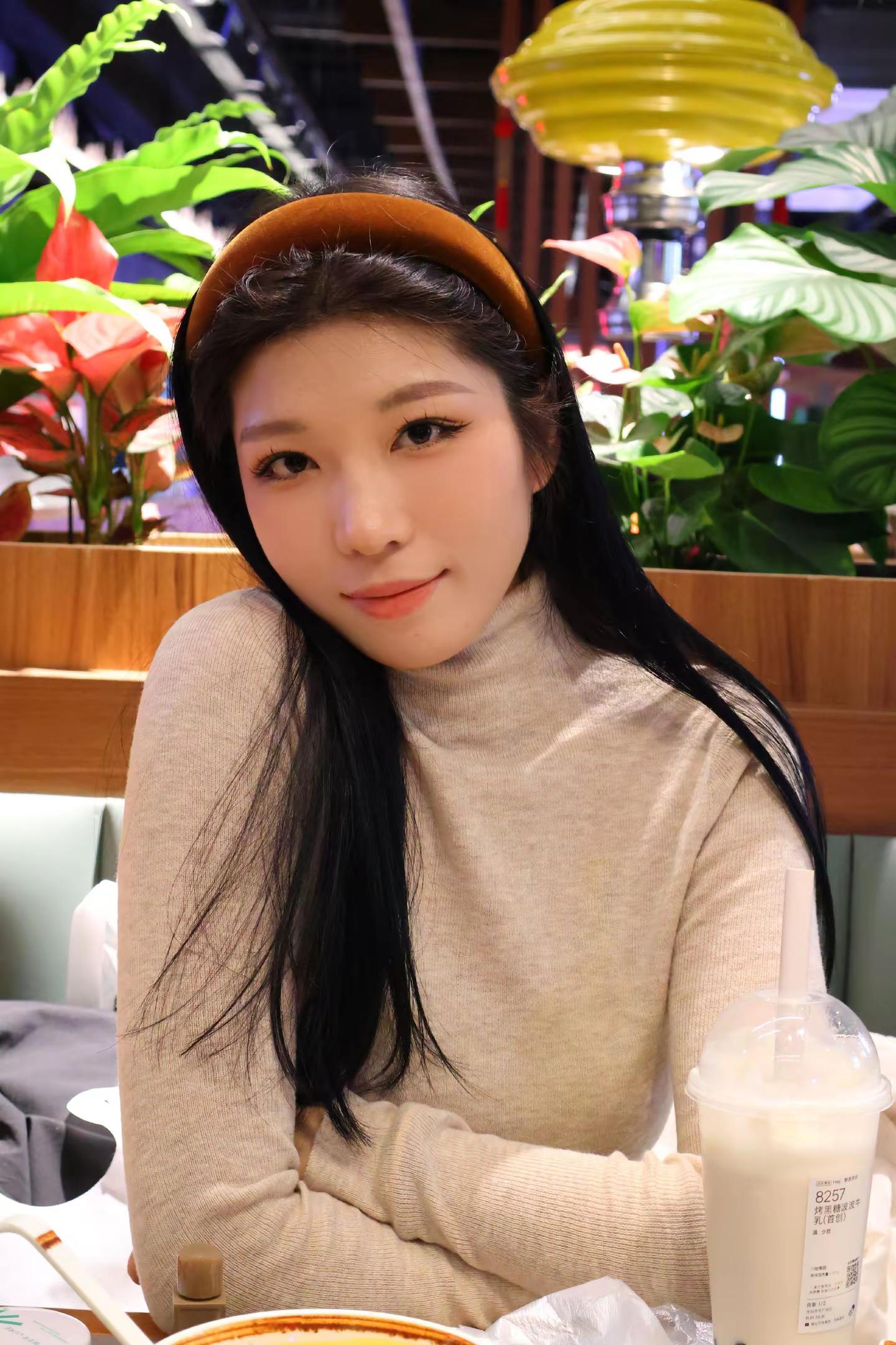 <p>甜美女孩 <!--{img:0}--><!--{img:1}--...