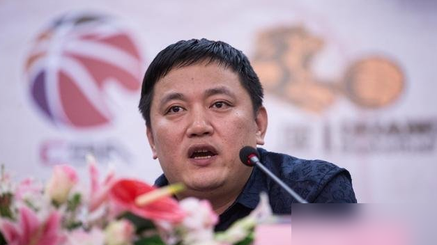 赵嘉仁前脚刚官宣转会山西，后脚广厦反手就给孙铭徽、胡金秋、朱俊龙三个人把注册手续办利索了。
两家俱乐部官宣时间只差三分钟，跟商量好似的，一个送人，一个锁人。
山西那边话说得明白，要的就是赵嘉仁那两米零三的身高和底角三分，补锋线窟窿。
广厦这边楼明一声不吭，把骨架焊死了。
王博直接放话还争冠。