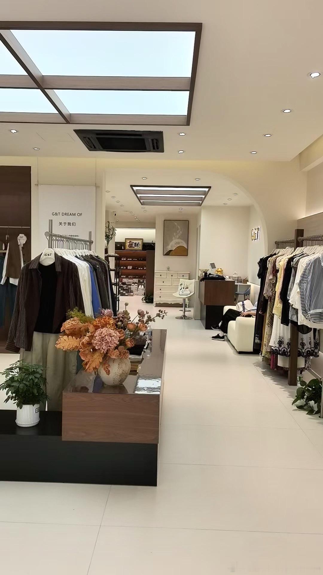 上海招聘｜女装实体店新媒体运营👗

坐标上海✨
自家四家线下女装实体店，实体生意稳定靠谱，诚意找长期伙伴，非兼职、非皮包公司！

📌 岗位：新媒体运营｜全职 可尽快到岗

这份工作太适合爱穿搭、会拍照、爱刷短视频的女孩子啦💃

✅ 日常工作（不内卷，氛围轻松）
▪️ 门店穿搭实拍、探店素 ​