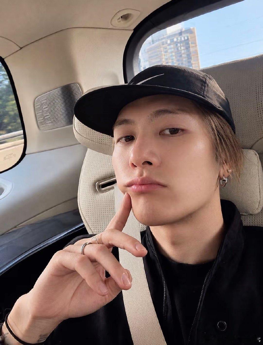 #王嘉尔[超话]#  [心]是个软萌萌的小狗 宝宝好香的感觉[馋嘴]#王嘉尔上手iphone18pro# [心]#王嘉尔演唱会# ​
