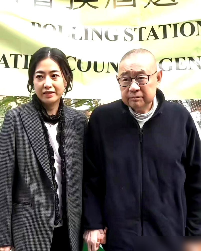 红馆这一晚，刘銮雄病歪歪，还坐第一排，没等散场先撤了。
谭咏麟开终极篇，说这可能是他最后一次红馆。坐高尔夫球车绕场，专门朝大刘挥手。
大刘带着甘比和弟弟，看着精神头确实不行。旁边曾志伟、任达华、李克勤全来捧场。
最炸的是李克勤被老谭当场cue，跨过栏杆就上台，合唱《朋友》。左麟右李一响，台下老