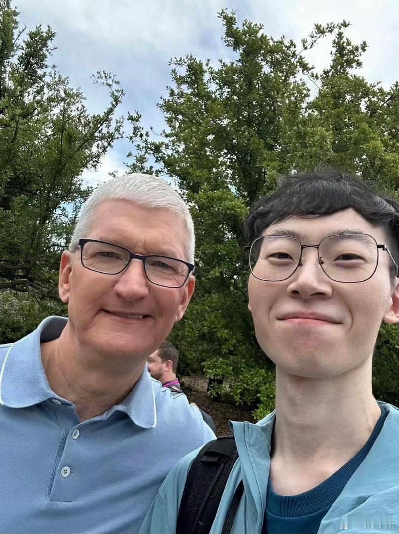 #库克正式卸任苹果CEO# 

库克卸任 CEO，特努斯上任～

以我看，苹果的“天蝎座 CEO 时代”（库克是天蝎座）正式结束，接下来轮到“金牛座”（特努斯貌似是金牛座）掌舵了。[鼓掌]

库克的天蝎，更像是克制、隐忍、强控制力——过去十几年把苹果的供应链、利润和商业体系推到了极致～[老师好]

而特努 ​