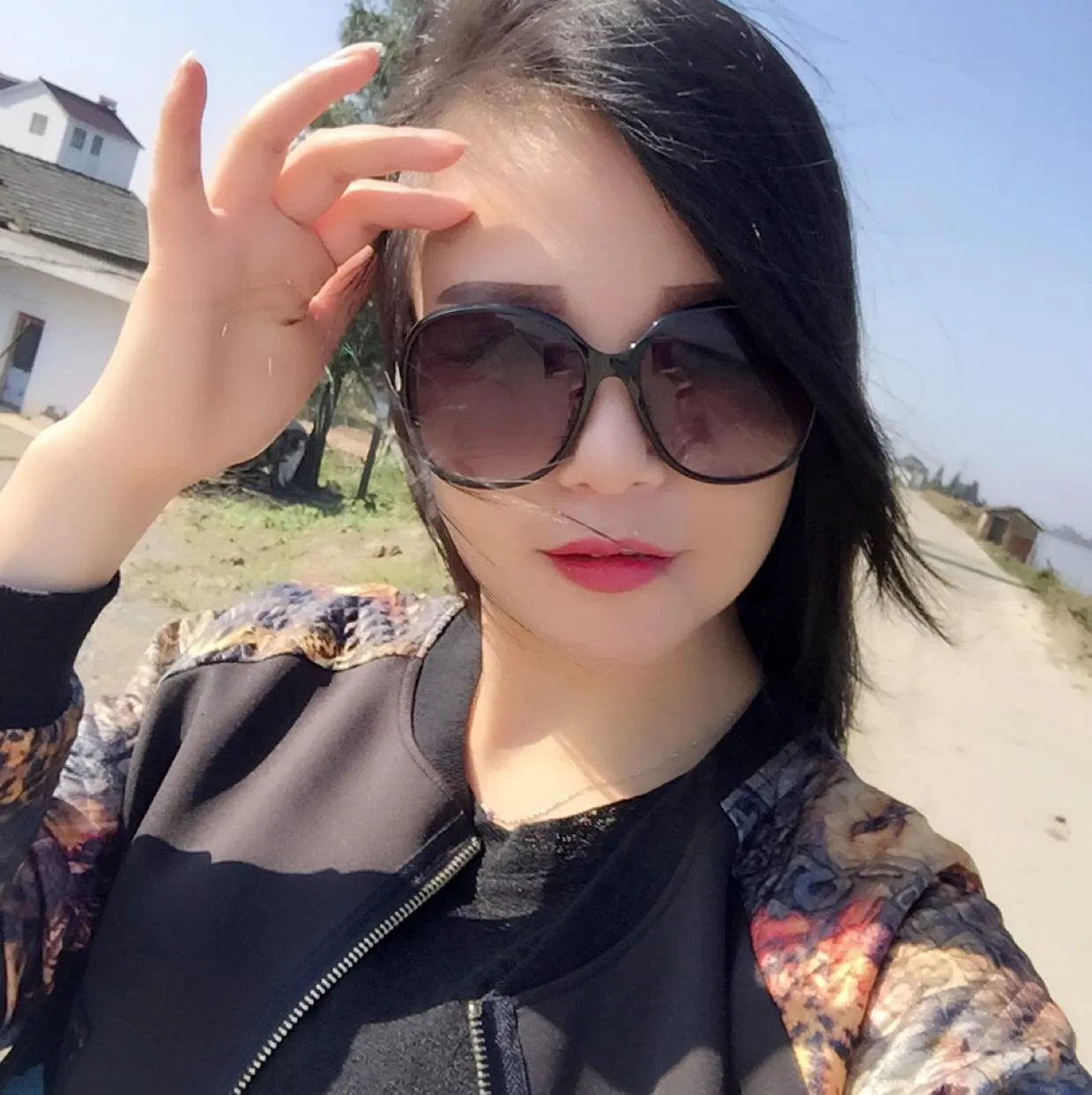17号晚失联，18号发寻人启事，19号证实已找到遗体。33岁安徽女子方某，胆子也是太大了，晚上自己住在野外帐篷。可能她太喜欢寻求刺激了。

事情发生在10月17日夜晚，安徽一名33岁女子方某，在野外独自搭帐篷过夜后失联。消息传开后，家人朋友立刻展开寻找，但直到第二天，仍然没有她的任何踪迹。

10月